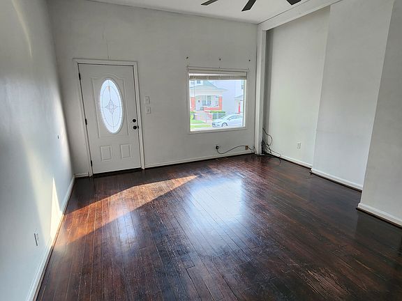 5th image of 949 Mulberry St