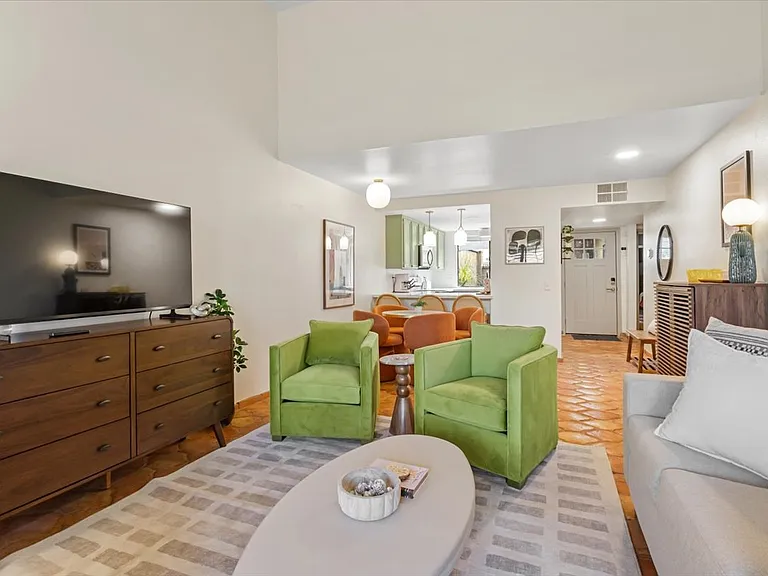 44 Malaga Dr — Photo 16