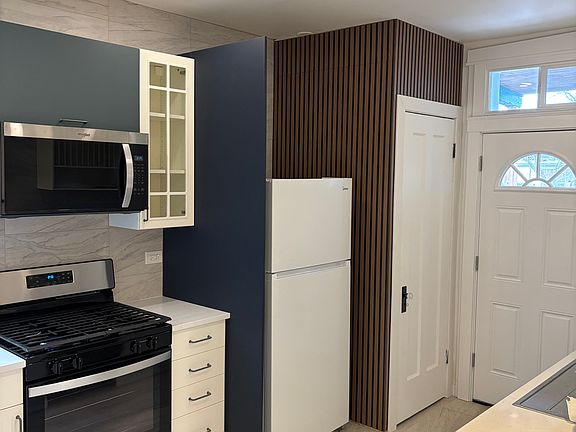 4th image of 7637 N Bosworth Ave #3N