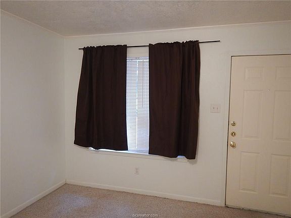 3rd image of 410 Univ Oaks Blvd
