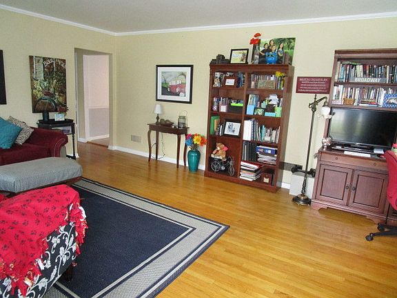 3rd image of 15921 Parkside Ave