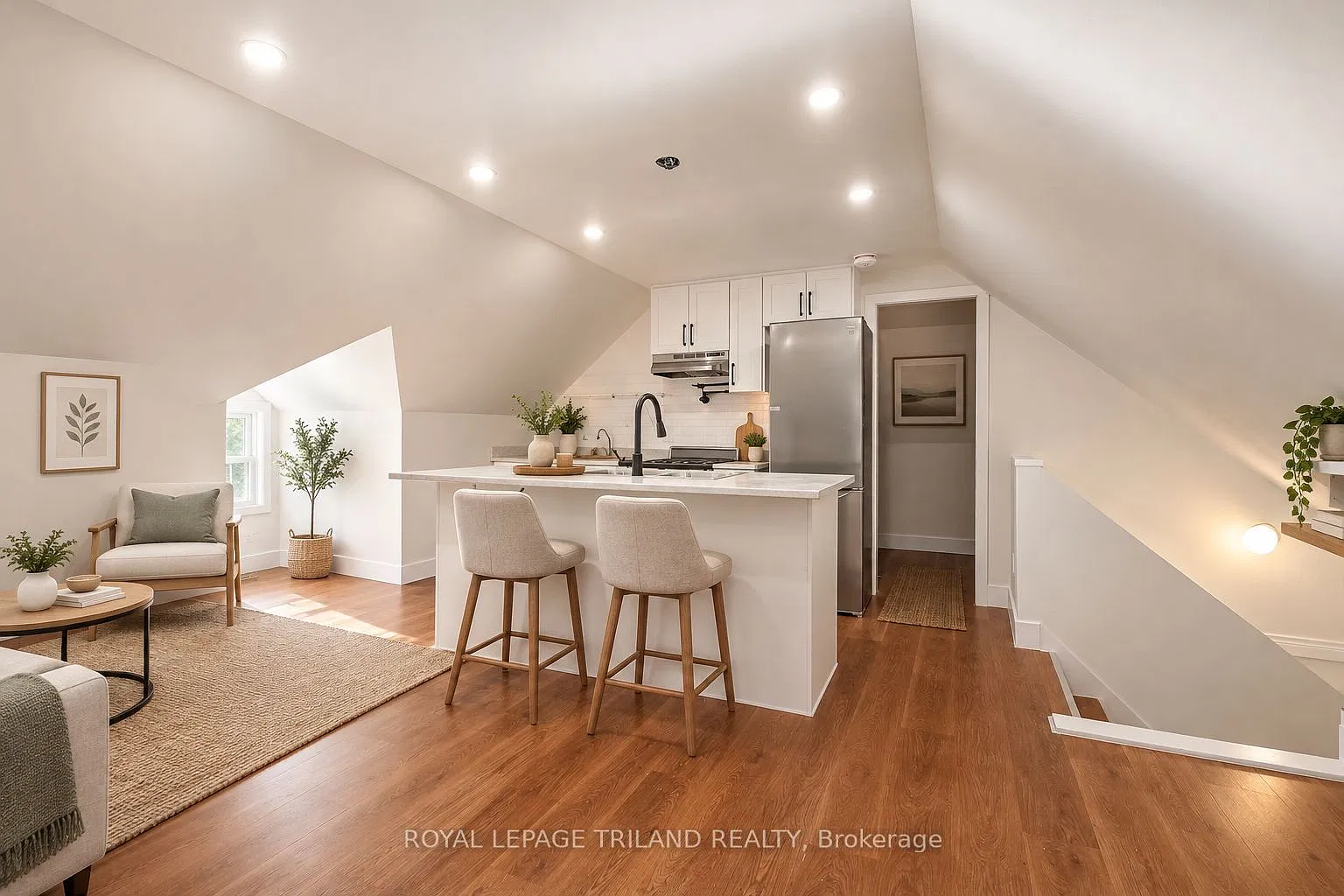 3 bed, $900 — Photo 1