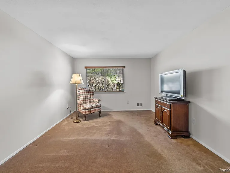 164 Carriage Ct #B — Photo 19