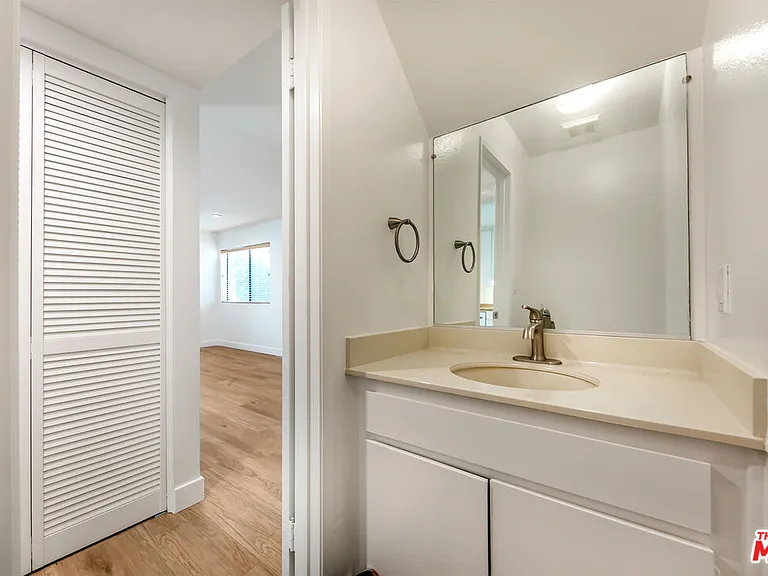 22135 Burbank Blvd #4 — Photo 17