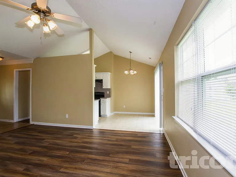 2125 Sebastiani Dr — Photo 3