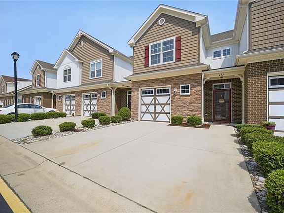 3rd image of 432 Autumn Green Ln