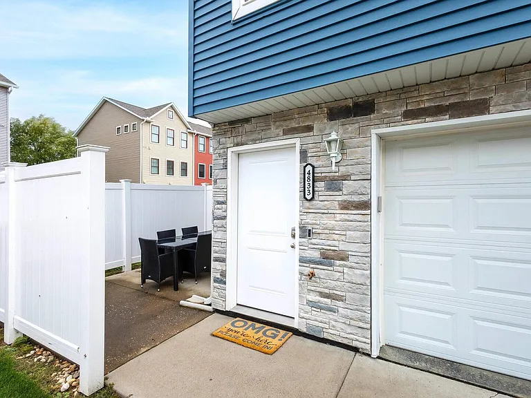 4833 Lauren Ln — Photo 3