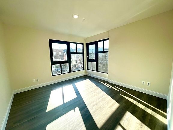 4th image of 20-30 42nd St #2D