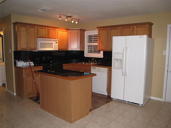 4th image of 3402 Samoa Dr