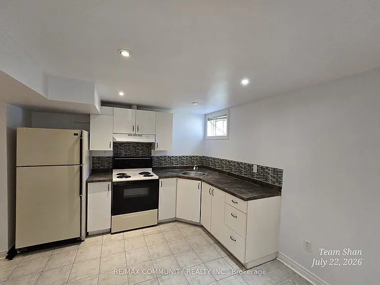 166 Saint Lawrence Dr #BASEMENT — Photo 5
