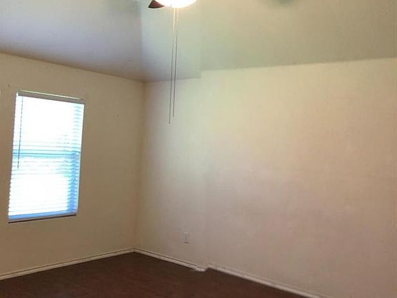 4th image of 902 Oakcrest Dr