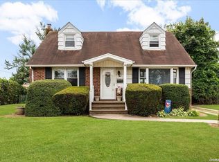 3 Lynn Pl, Bethpage, NY 11714