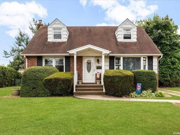 3 Lynn Place, Bethpage, NY 11714