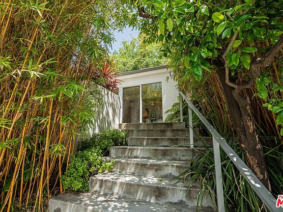 4th image of 1577 N Doheny Dr
