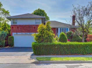 1220 Woodland Ln, Seaford, NY 11783