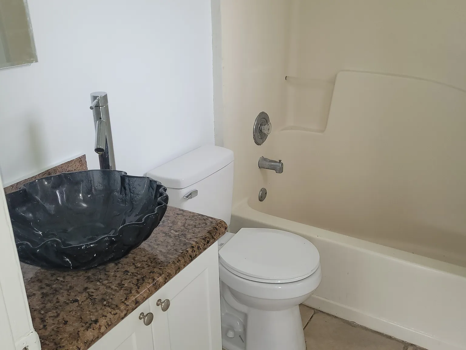 3 bed, 840 sqft, $2,400 — Photo 3