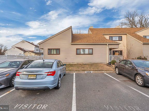 2nd image of 18 Chiswick Dr