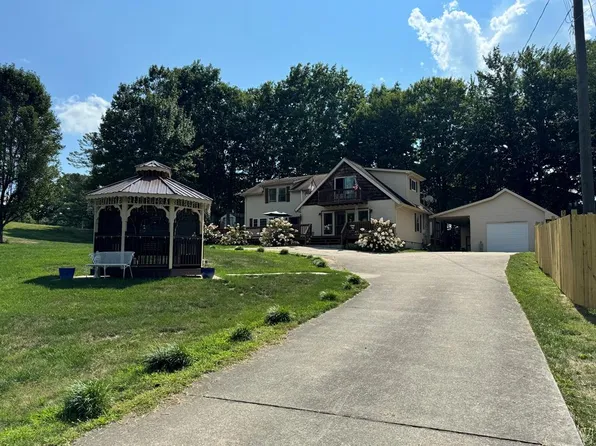 123 Chris St, Beaver, WV 25813