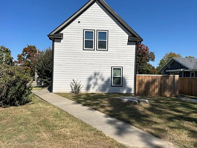 409 W Maple Ave #B — Photo 3