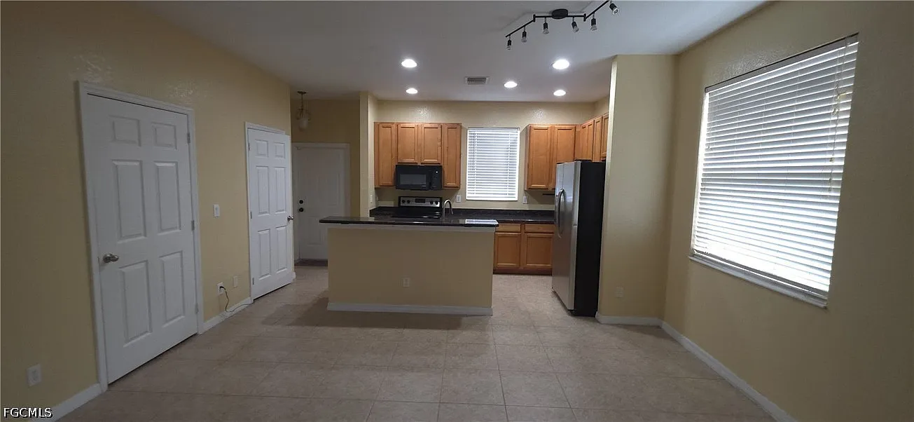4 bed, 3.0 bath, 1737 sqft, $2,100 — Photo 4