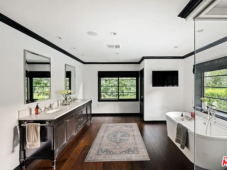 1443 N Doheny Dr — Photo 14