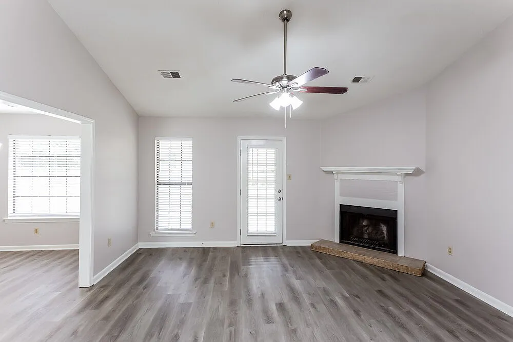 3 bed, 2.0 bath, 1550 sqft, $1,800 — Photo 3