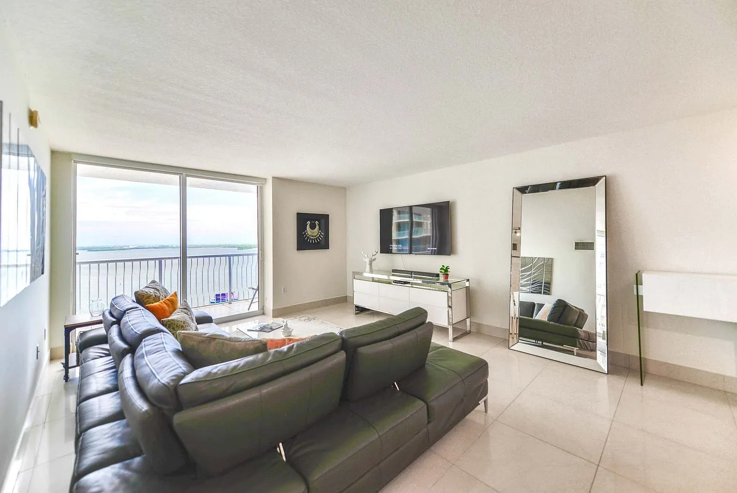 3 bed, 2.0 bath, 1227 sqft, $5,341 — Photo 4