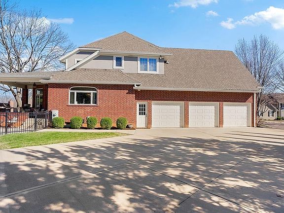 3rd image of 12400 Pembroke Ln