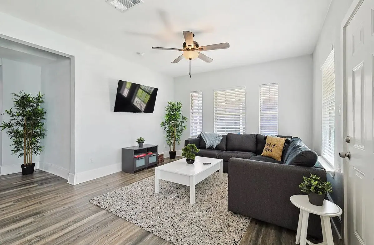 5 bed, 3.5 bath, 2440 sqft, $5,000 — Photo 3