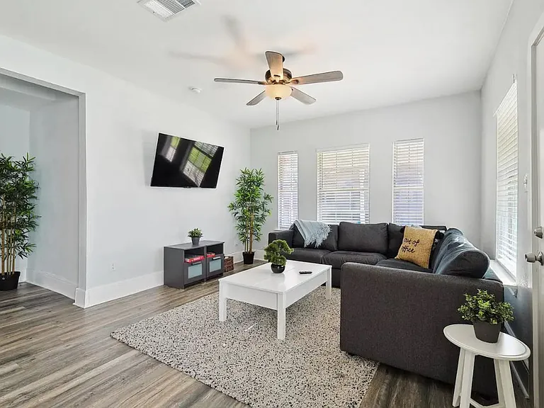 702 N Edgefield Ave — Photo 3
