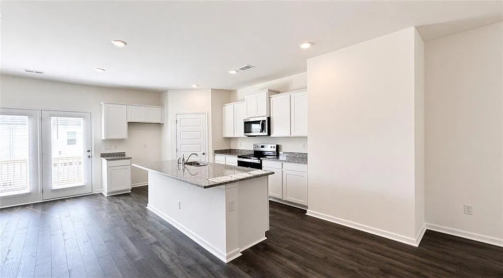 3 bed, 2.5 bath, 2196 sqft, $2,550 — Photo 3