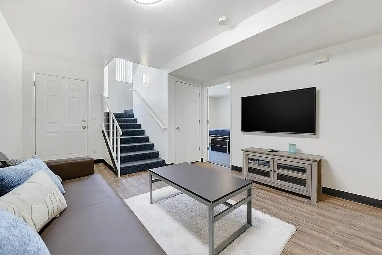 5 bed, 1628 sqft, $3,300 — Photo 2
