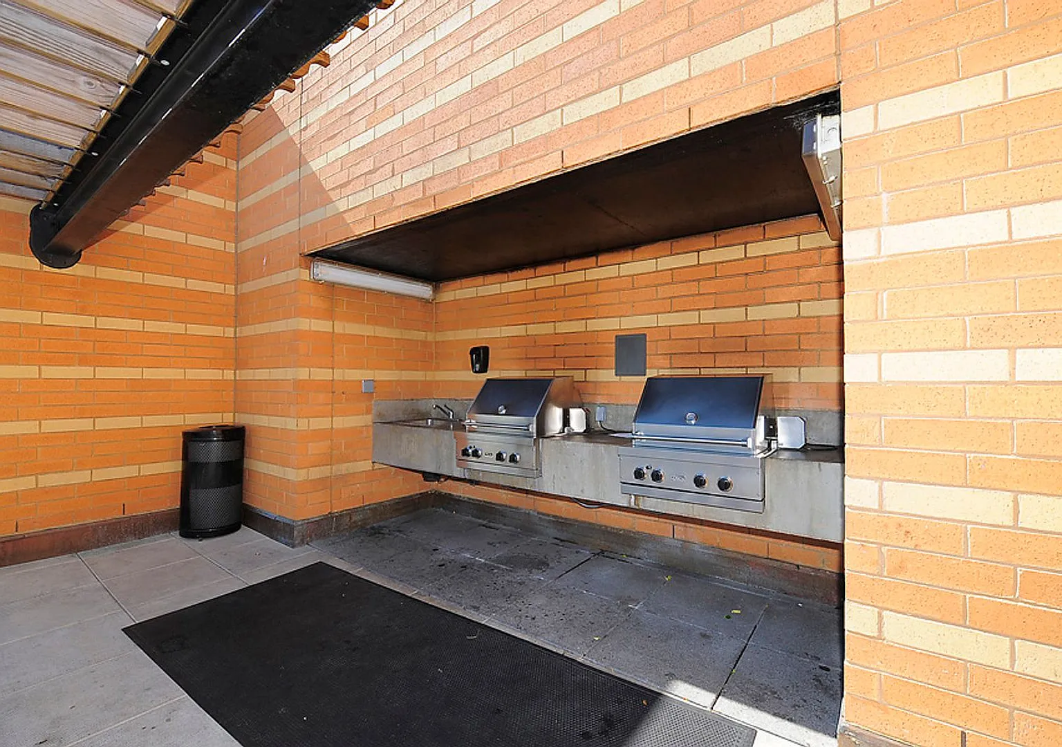 Centrally Located 2 Bedroom/2 Bath With Den And Parking — Photo 2