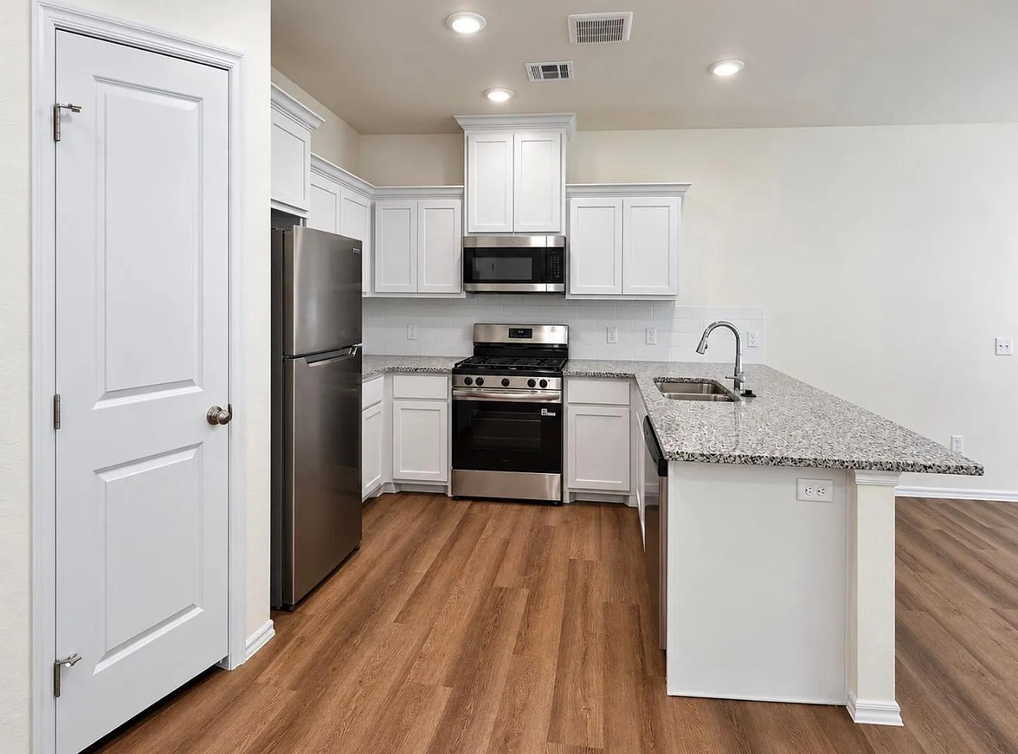 Brand New 3 Bedroom 2 Bathroom Home In Yukon Schools (Lawn Care Included) — Photo 4