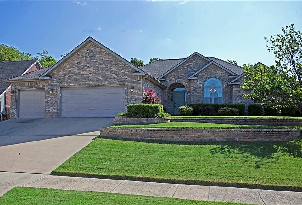 1st image of 500 NW Saddlebrook Dr