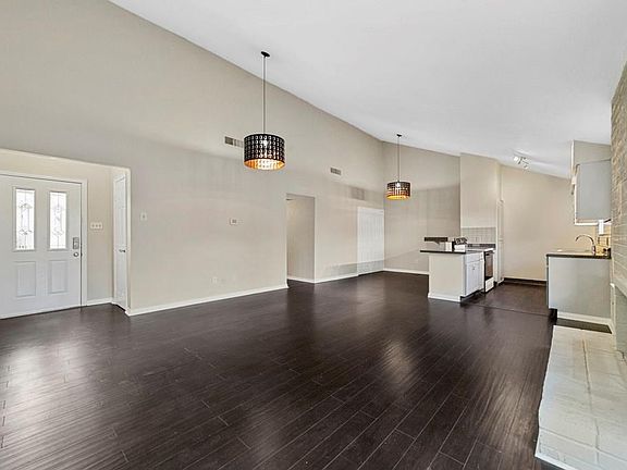 4th image of 2031 Clubridge Dr