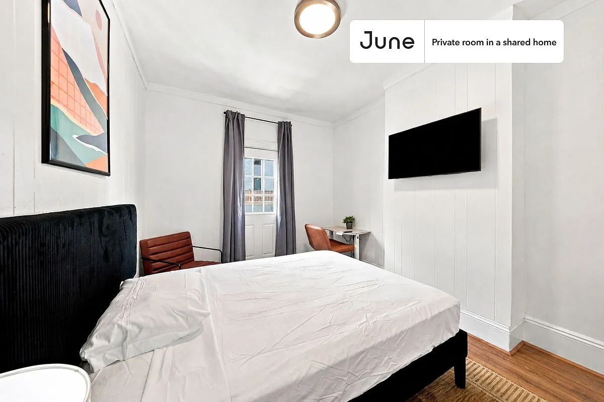 Queen bedroom in 7 bed/2 bath home in Allston #834 C — Photo 2