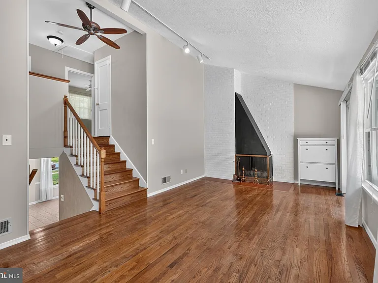 7027 Jefferson Ave — Photo 15