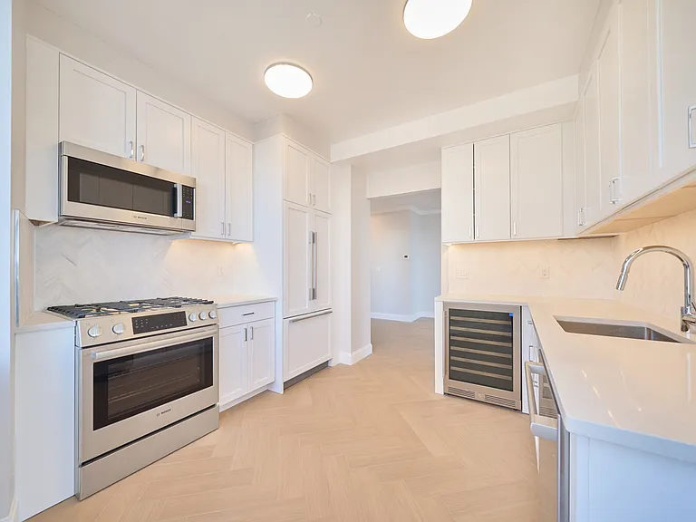 160 Riverside Blvd #20A — Photo 12