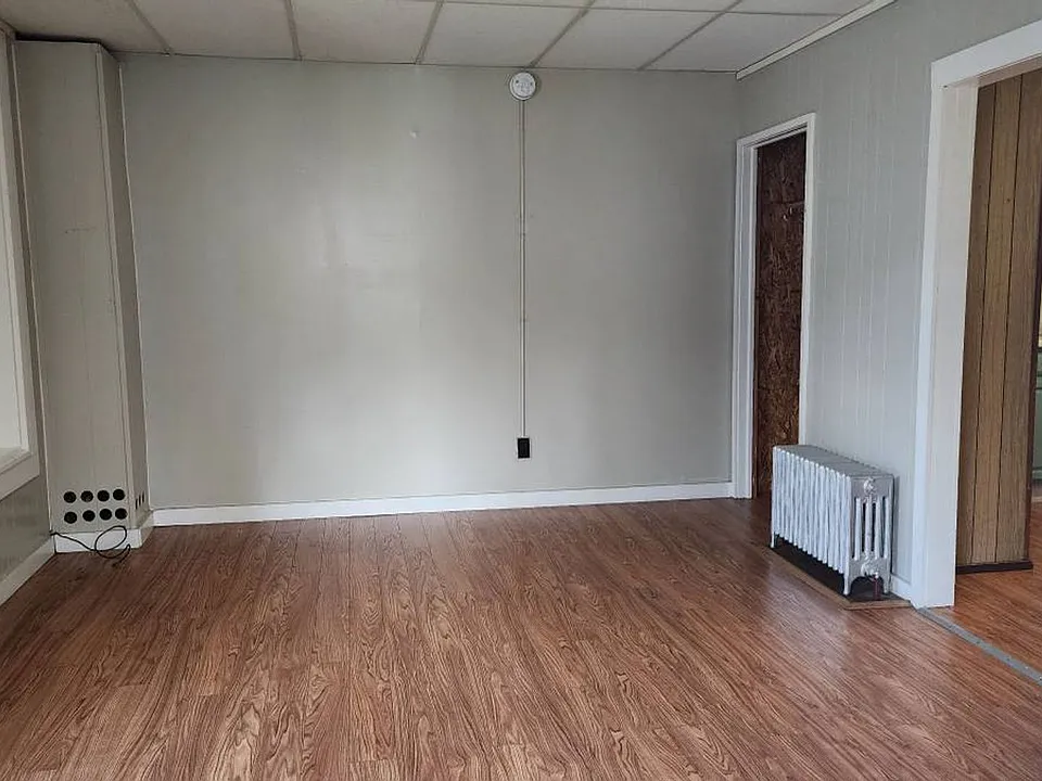 51 Lower Main St W