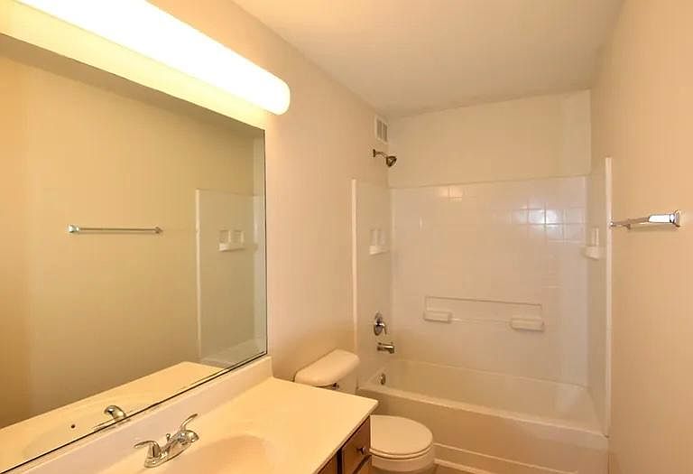 1st image of 1629 Victoria Park Cir