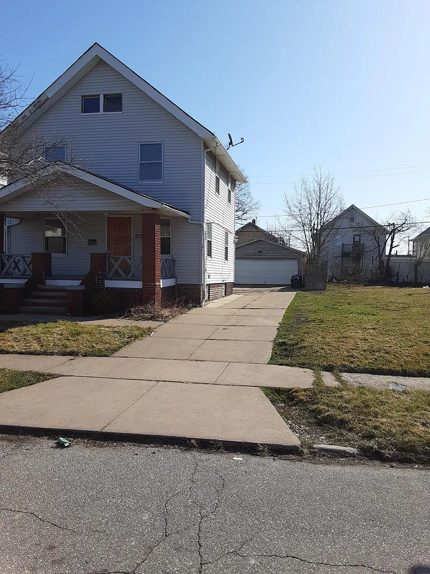 3083 W 111th St photo 1