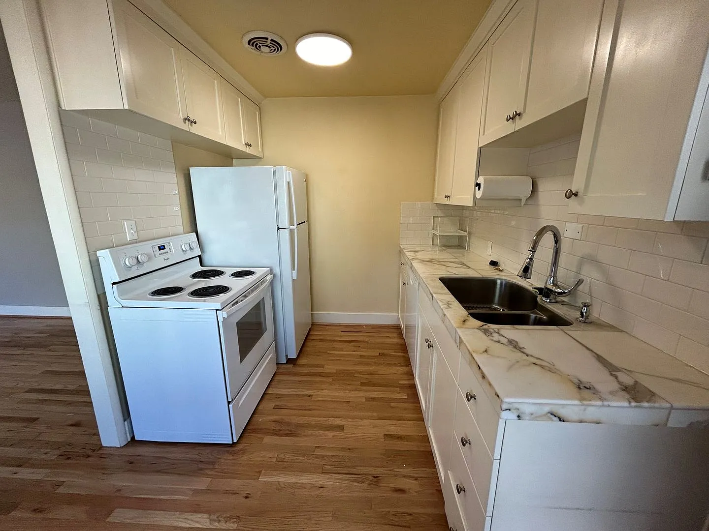Bright & Beautiful Close-In SE Portland/Sellwood Duplex Most Utilities Included! — Photo 4