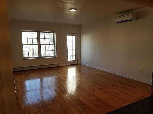 4th image of 252 18th St APT 4A