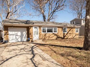 5700 SW Avalon Ln, Topeka, KS 66604