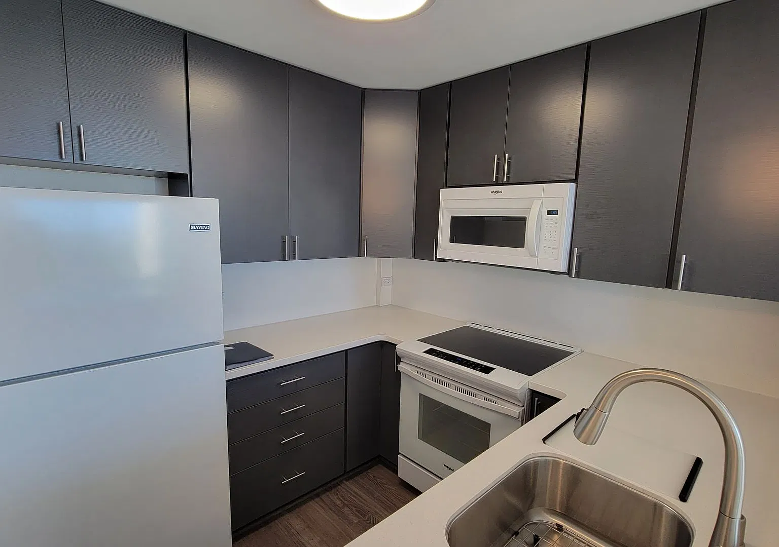 Pearl Two, Fully Remodeled 1 Bedroom Condo For Rent — Photo 1