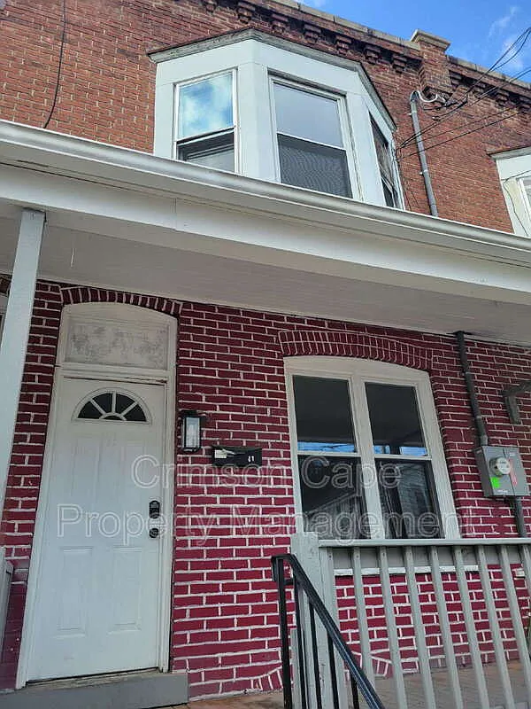 3 bed, 1.0 bath, 1100 sqft, $1,350 — Photo 1
