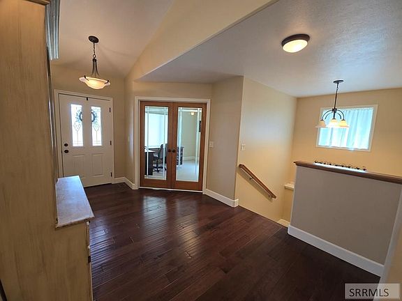 3rd image of 471 Woodbridge St