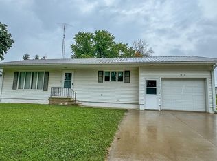 816 3rd St, Dumont, IA 50625