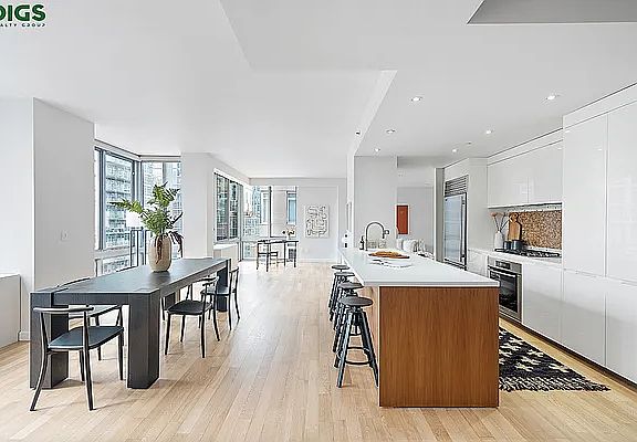 2nd image of 225 W 60th St APT 10B